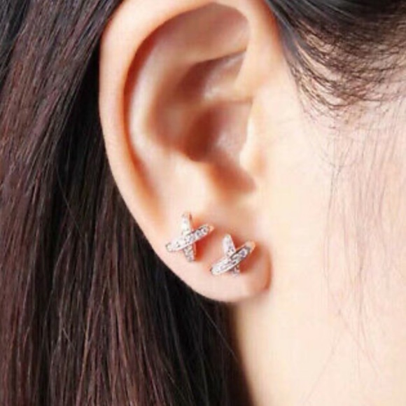 New 18k gold plated Unique Stud Earrings - Picture 3 of 4